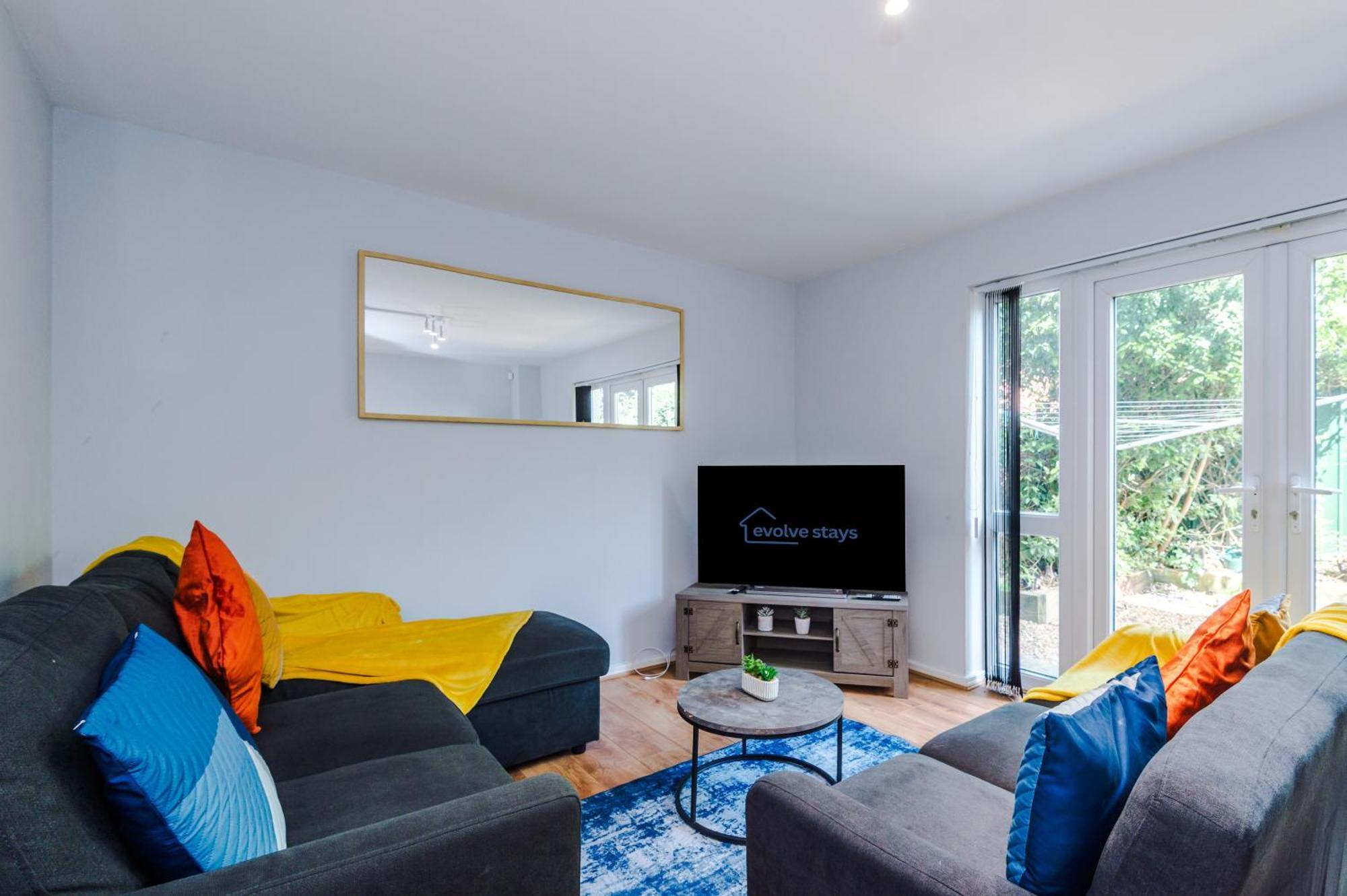 Stunning Townhouse In Salford, Free Parking, Pool Table, Table Tennis, 4bedrooms