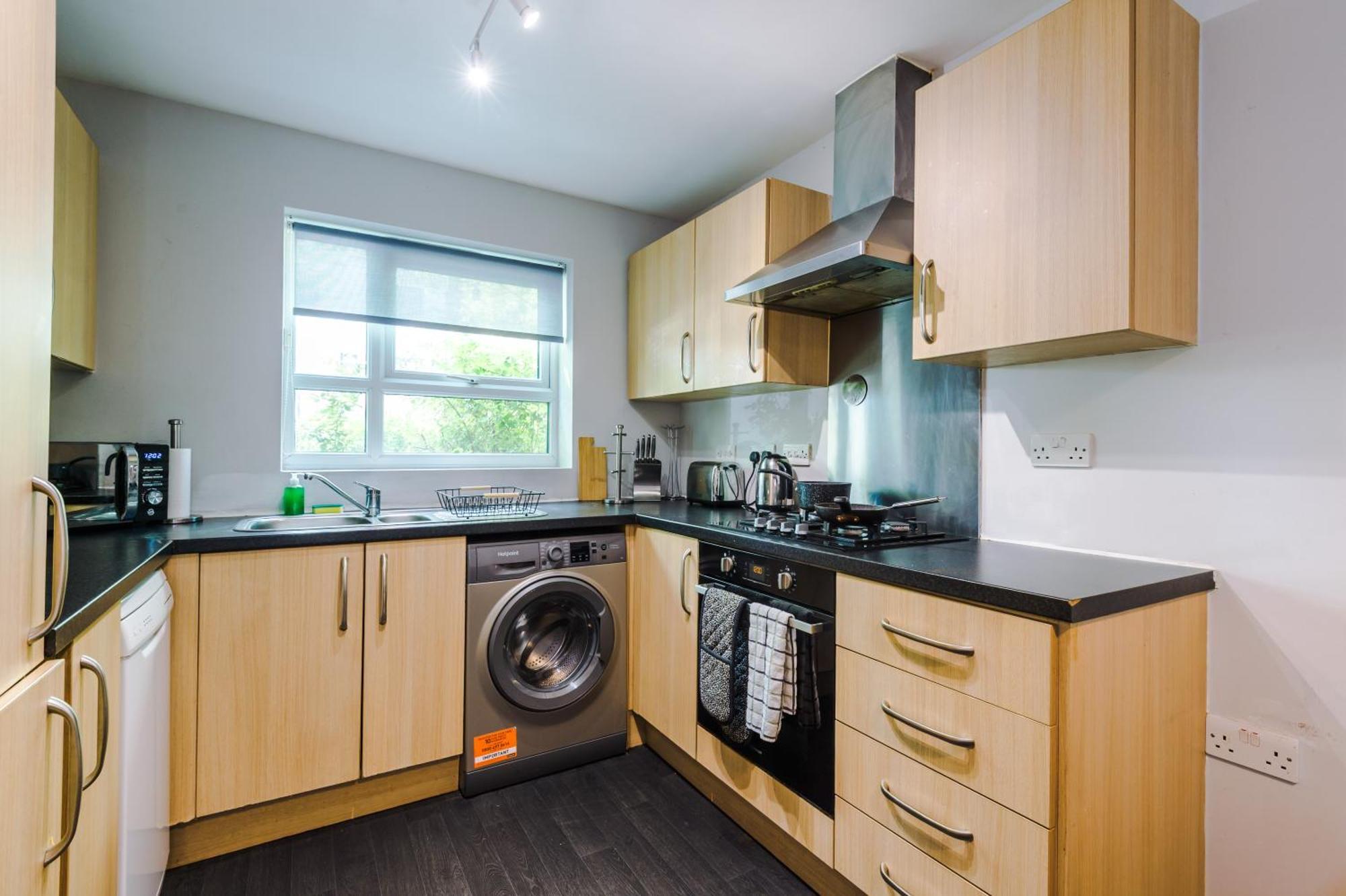 Stunning Townhouse In Salford, Free Parking, Pool Table, Table Tennis, 4bedrooms * Manchester