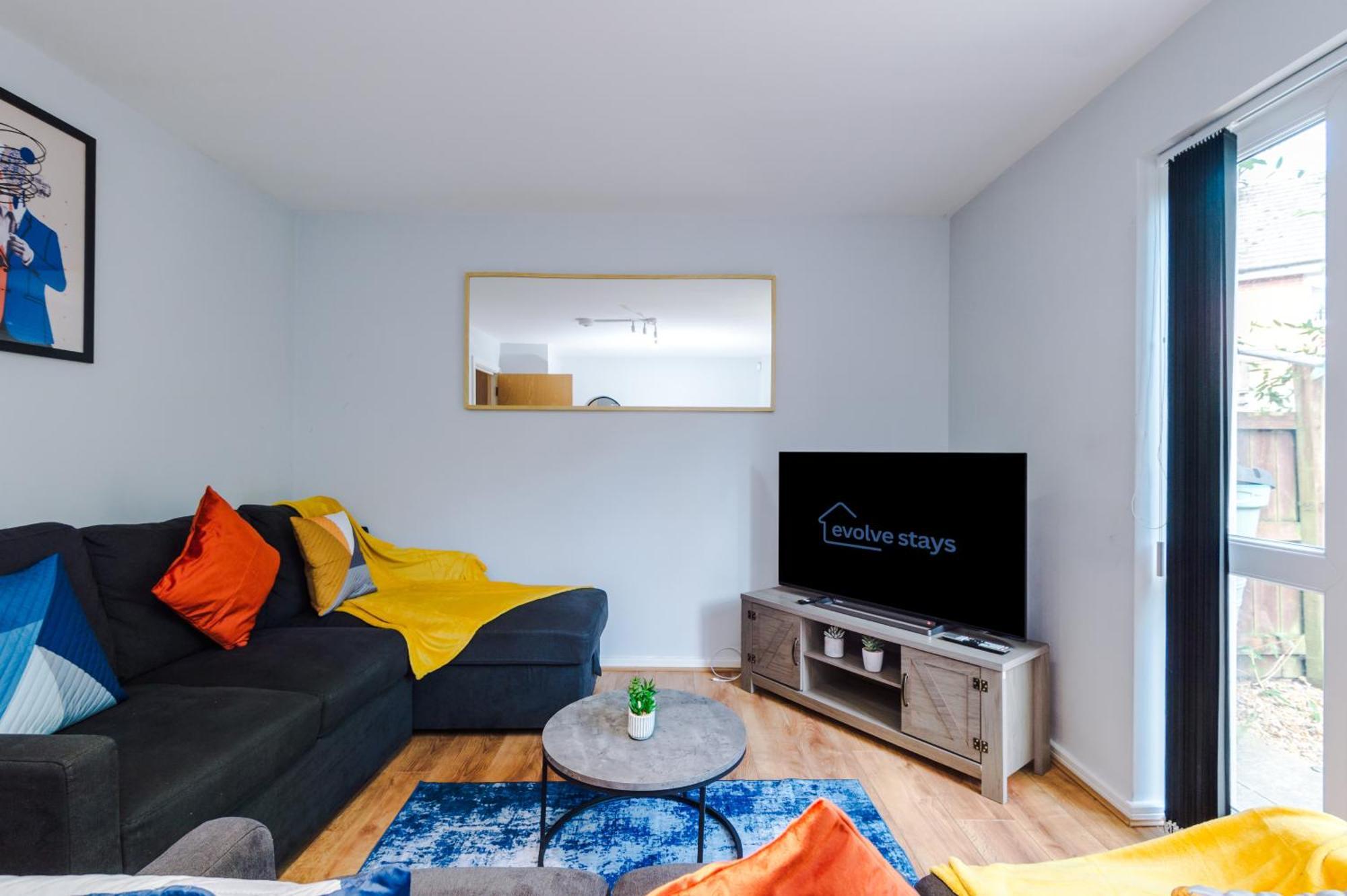 Stunning Townhouse In Salford, Free Parking, Pool Table, Table Tennis, 4bedrooms
