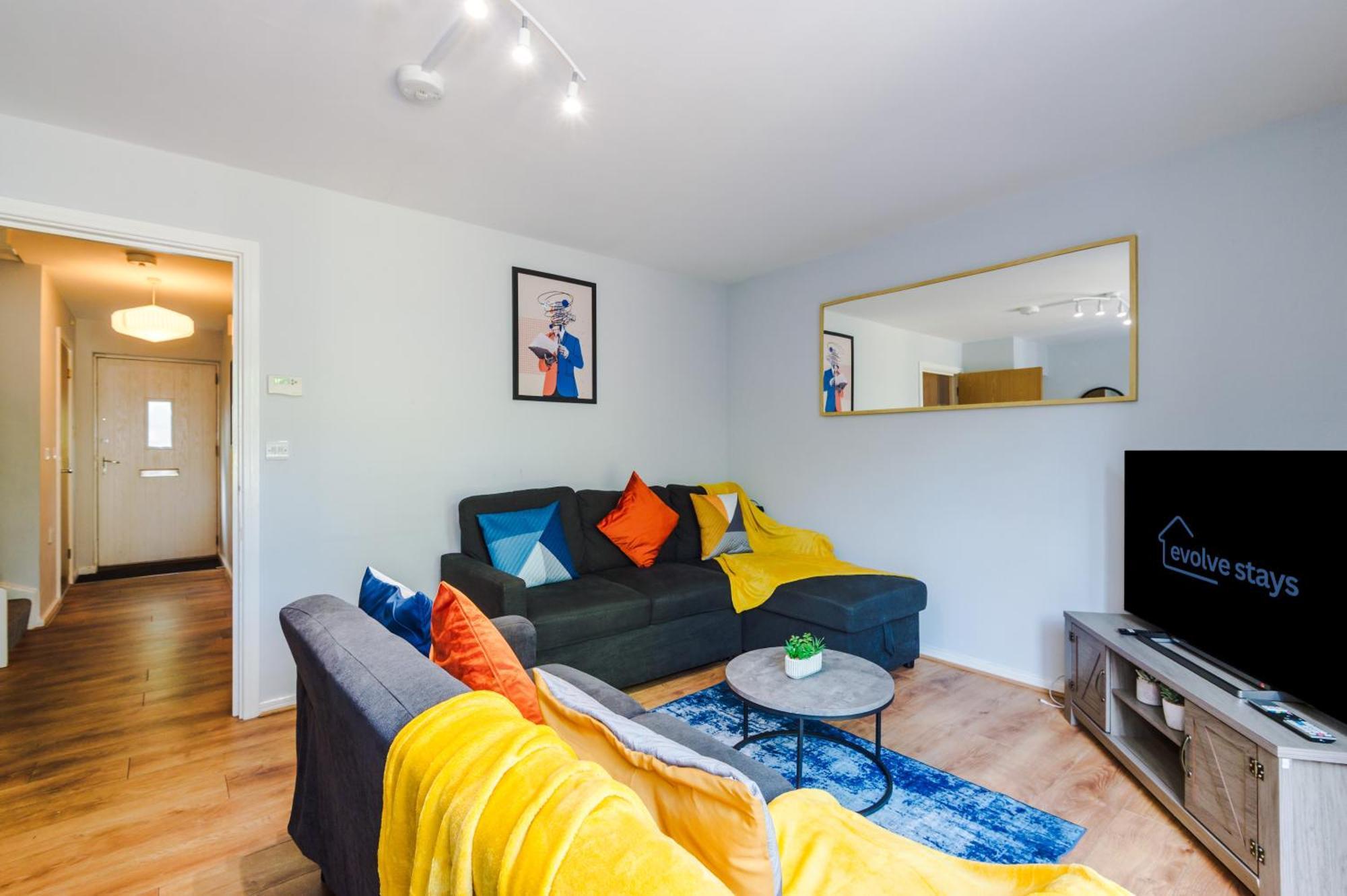 Stunning Townhouse In Salford, Free Parking, Pool Table, Table Tennis, 4bedrooms *