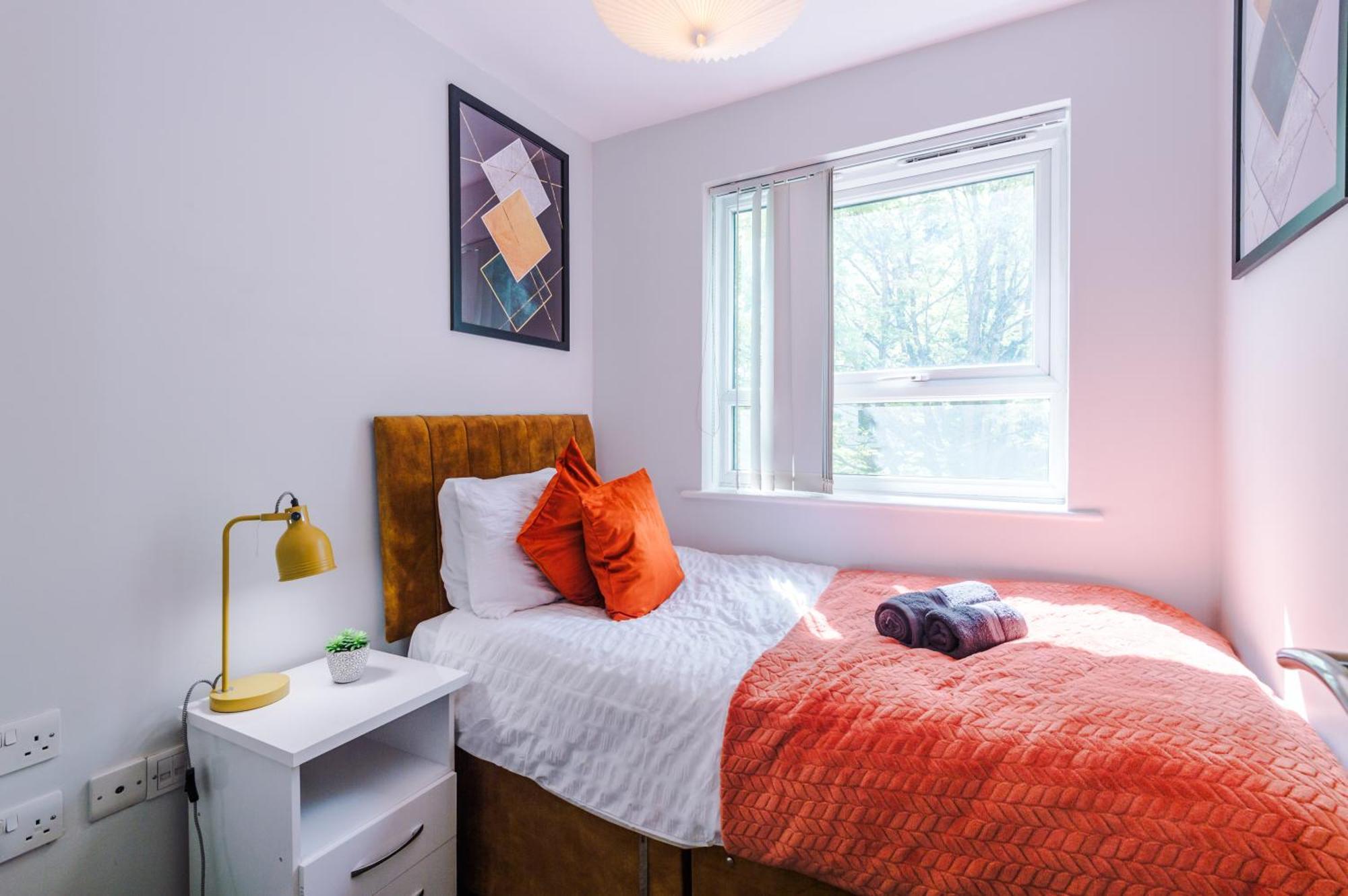Apartment Stunning Townhouse In Salford, Free Parking, Pool Table, Table Tennis, 4bedrooms Manchester