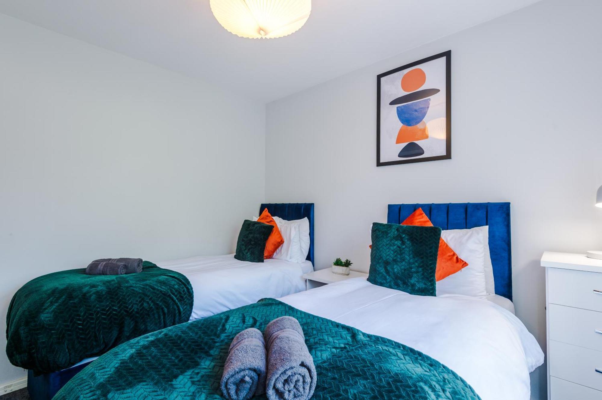 Stunning Townhouse In Salford, Free Parking, Pool Table, Table Tennis, 4bedrooms
