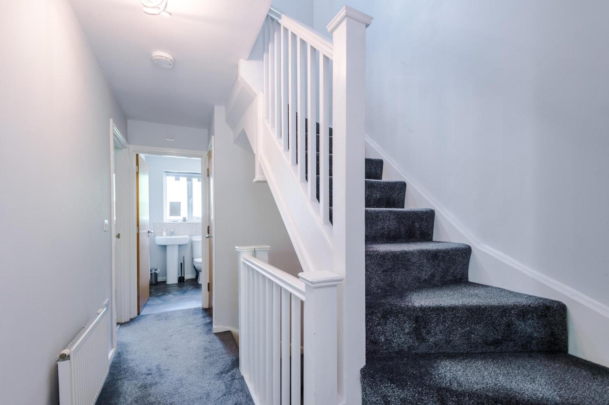 Stunning Townhouse In Salford, Free Parking, Pool Table, Table Tennis, 4bedrooms *