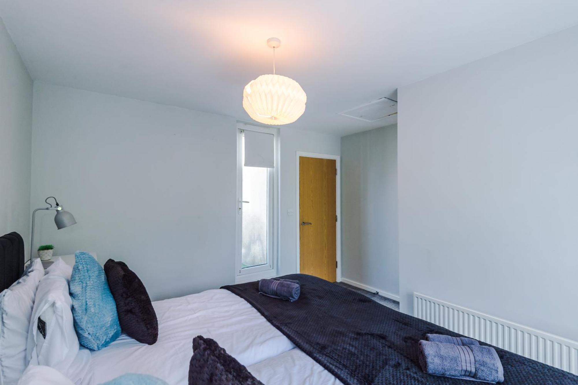Apartment Stunning Townhouse In Salford, Free Parking, Pool Table, Table Tennis, 4bedrooms